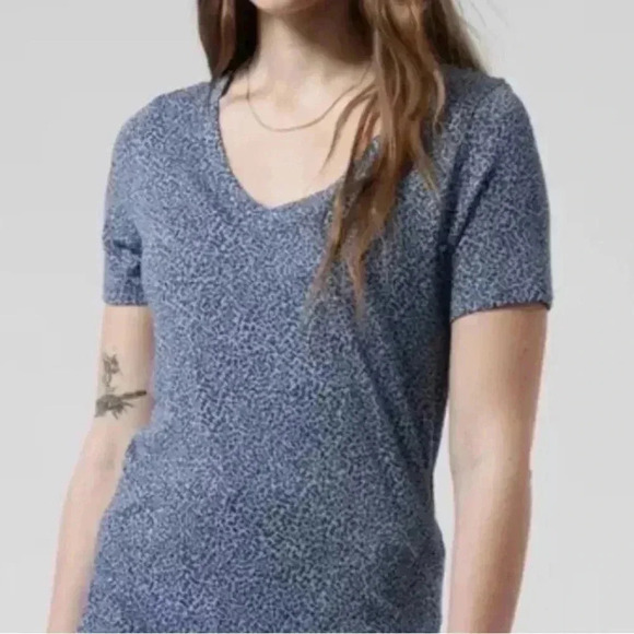 Athleta Chrome Blue Cheetah Breezy Scoop V-Neck Athleisure Tee Shirt SZ L #2135 - Picture 1 of 11